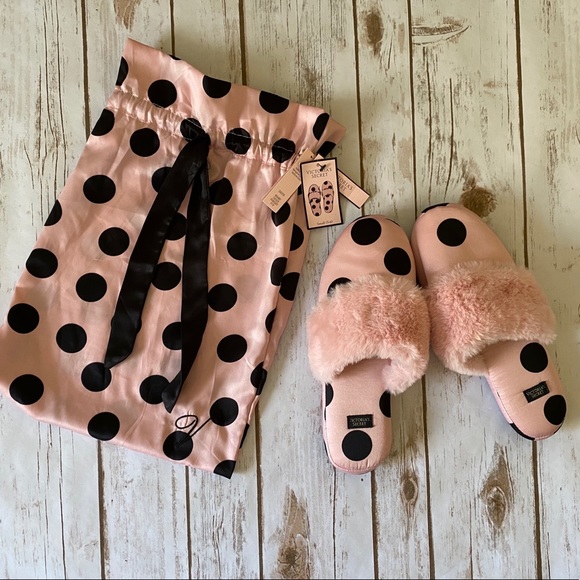 VS Slippers | NWT - Picture 4 of 8